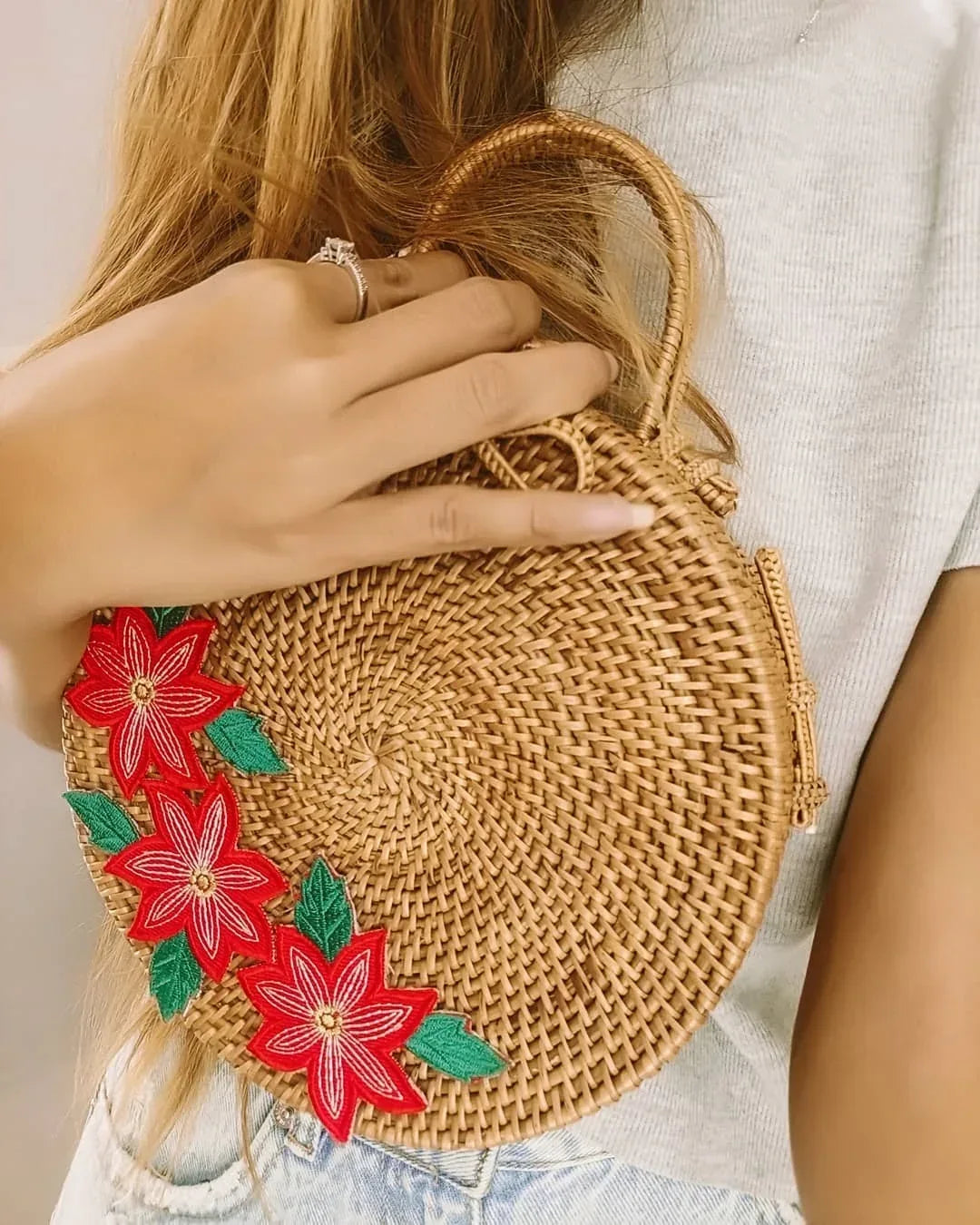 Round rattan bag with handle and beautiful flower embroidery