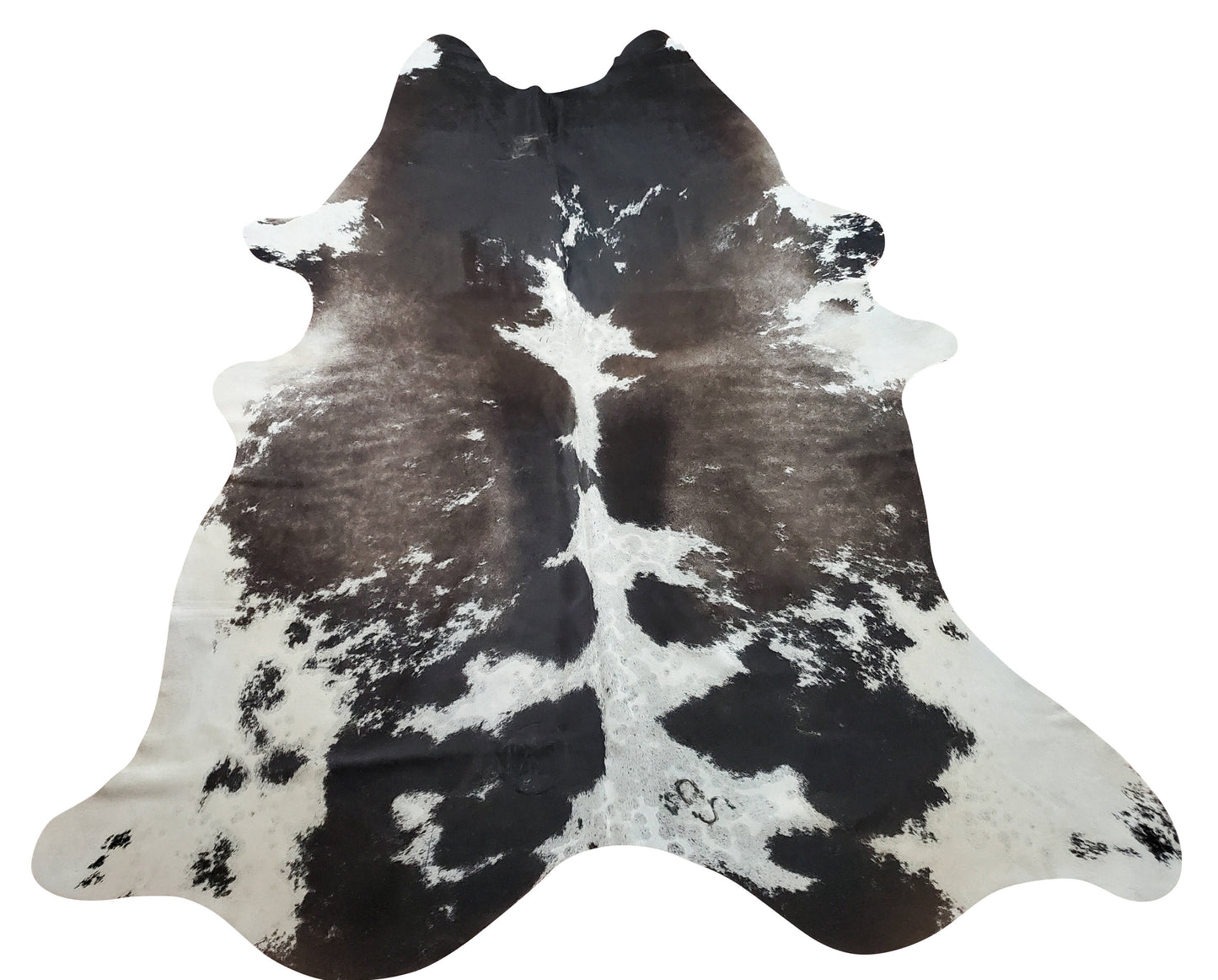 With this grey and white cowhide rug, you can bring life to your whole space, an elegant final touch and its free shipping all over the USA.