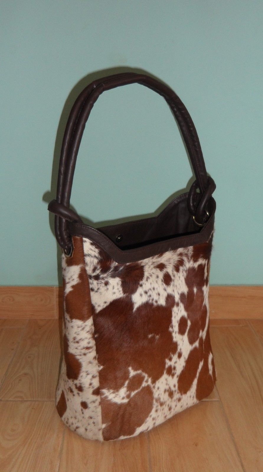 This new western cowhide shopper bag is great for shopping, Perfect for hustle and bustle days, this bag will make your life easier. With plenty of space for all your essentials, you'll love this bag!