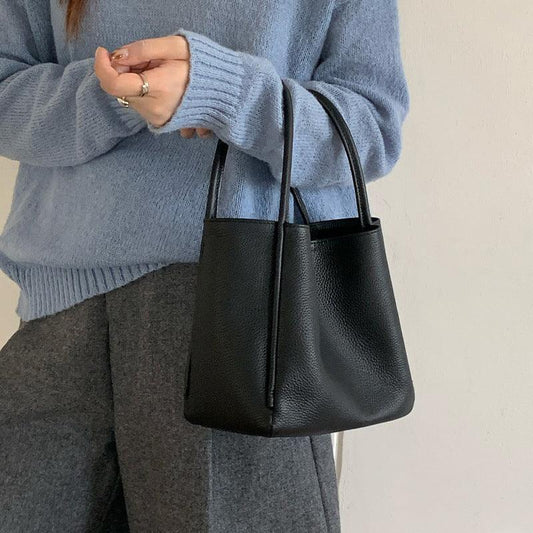 Find leather messenger bags for women combining vintage design, premium leather, and practical storage. Ideal for everyday carry and professional use.