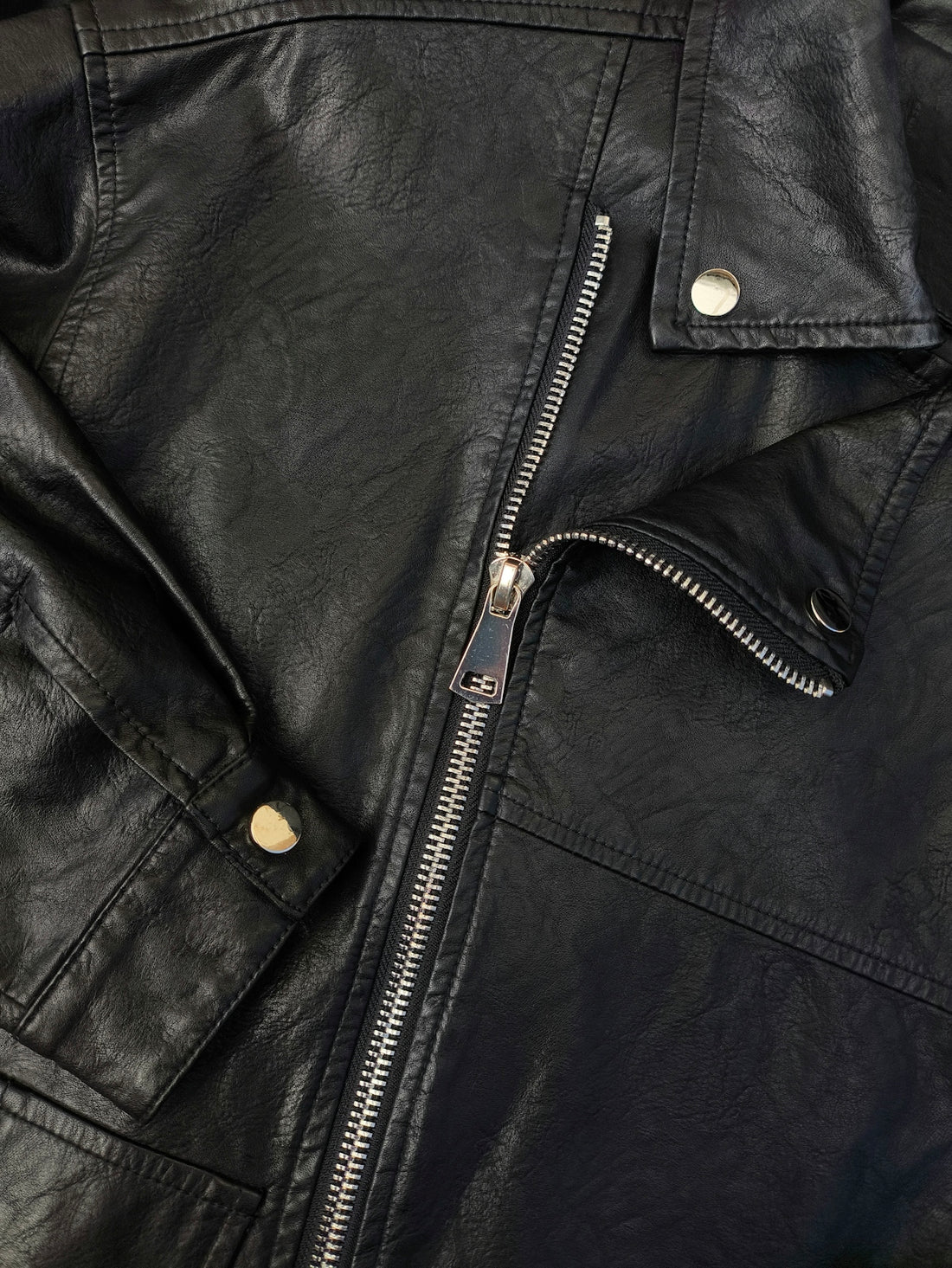 Exploring the Versatile Style of Black Leather Jackets for Every Occasion - Boho Living Room