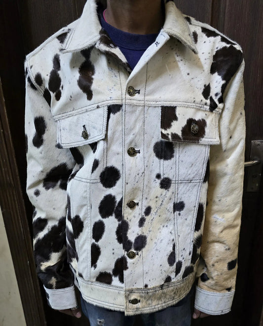 Stand out in this black and white cowhide jacket for men, made with real cow fur. Western print coat ideal for rodeo wear, street style, and cowboy outfits.
