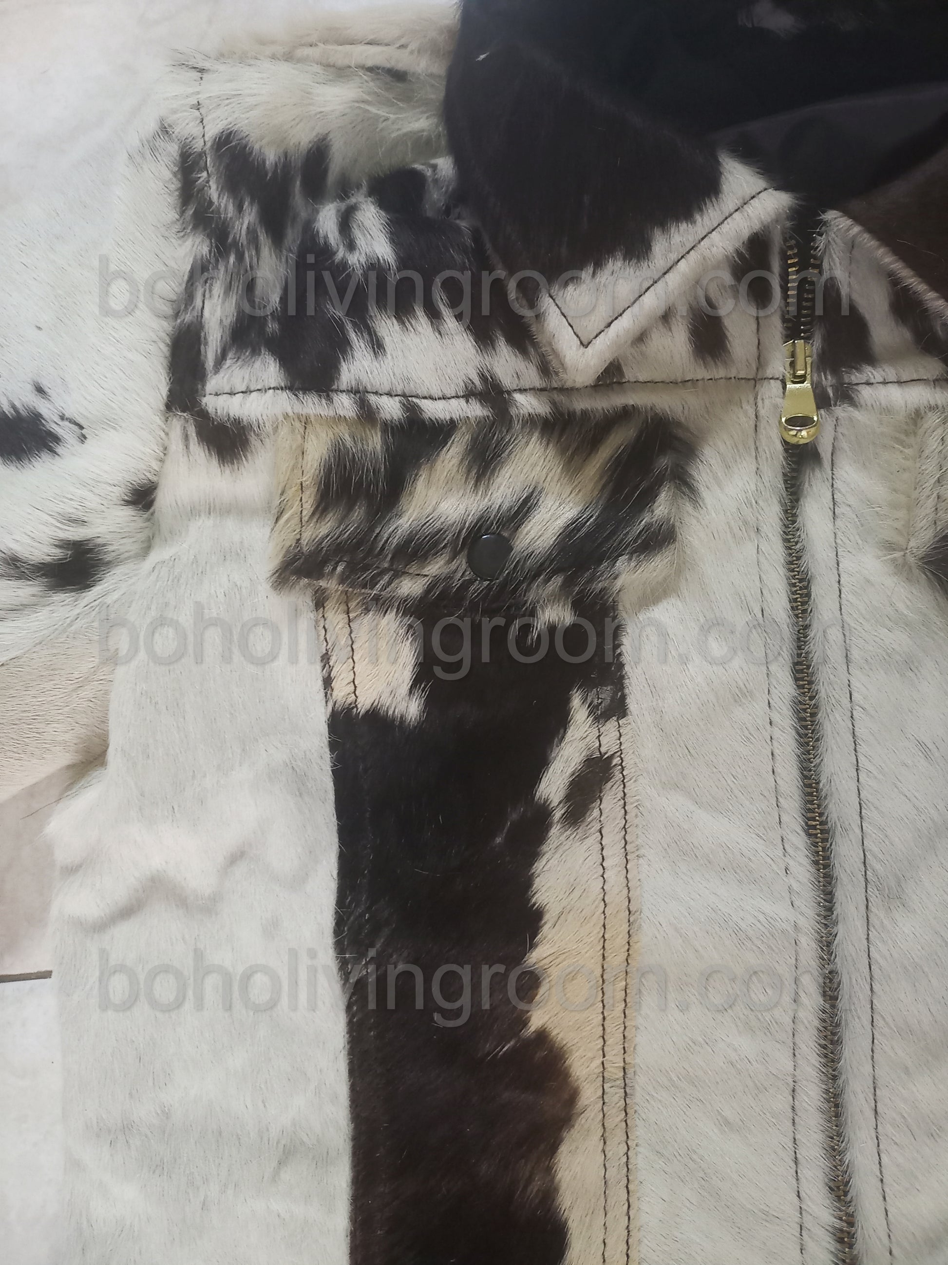 This cowhide leather coat is tailored from genuine cow skin. Great for men and women who want standout western outerwear for events, travel, or daily use.

