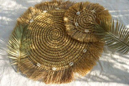 Fringe raffia placemat with seashells