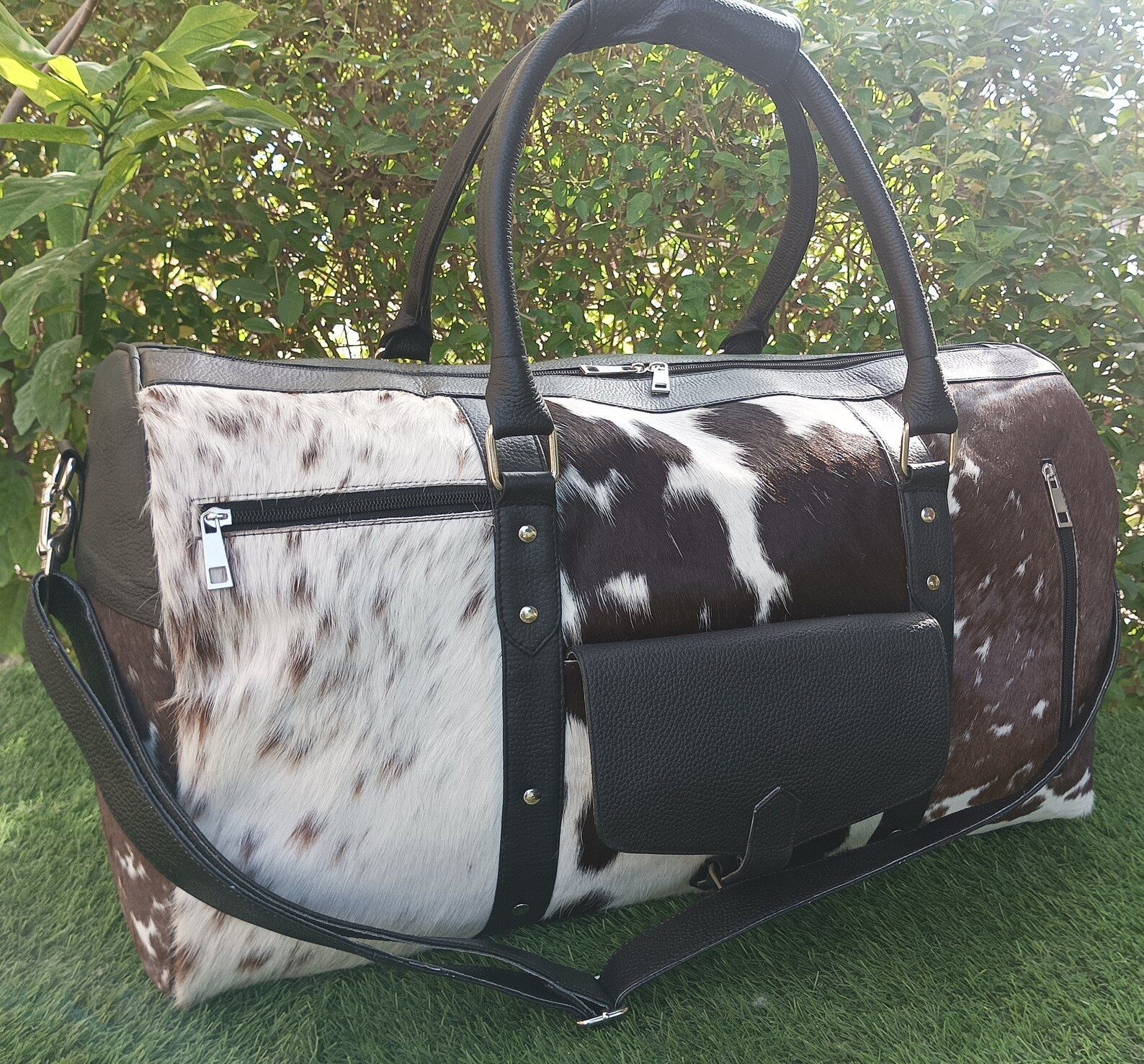 Travel with ease and elegance with this cowhide travel bag, your essential companion for every journey.