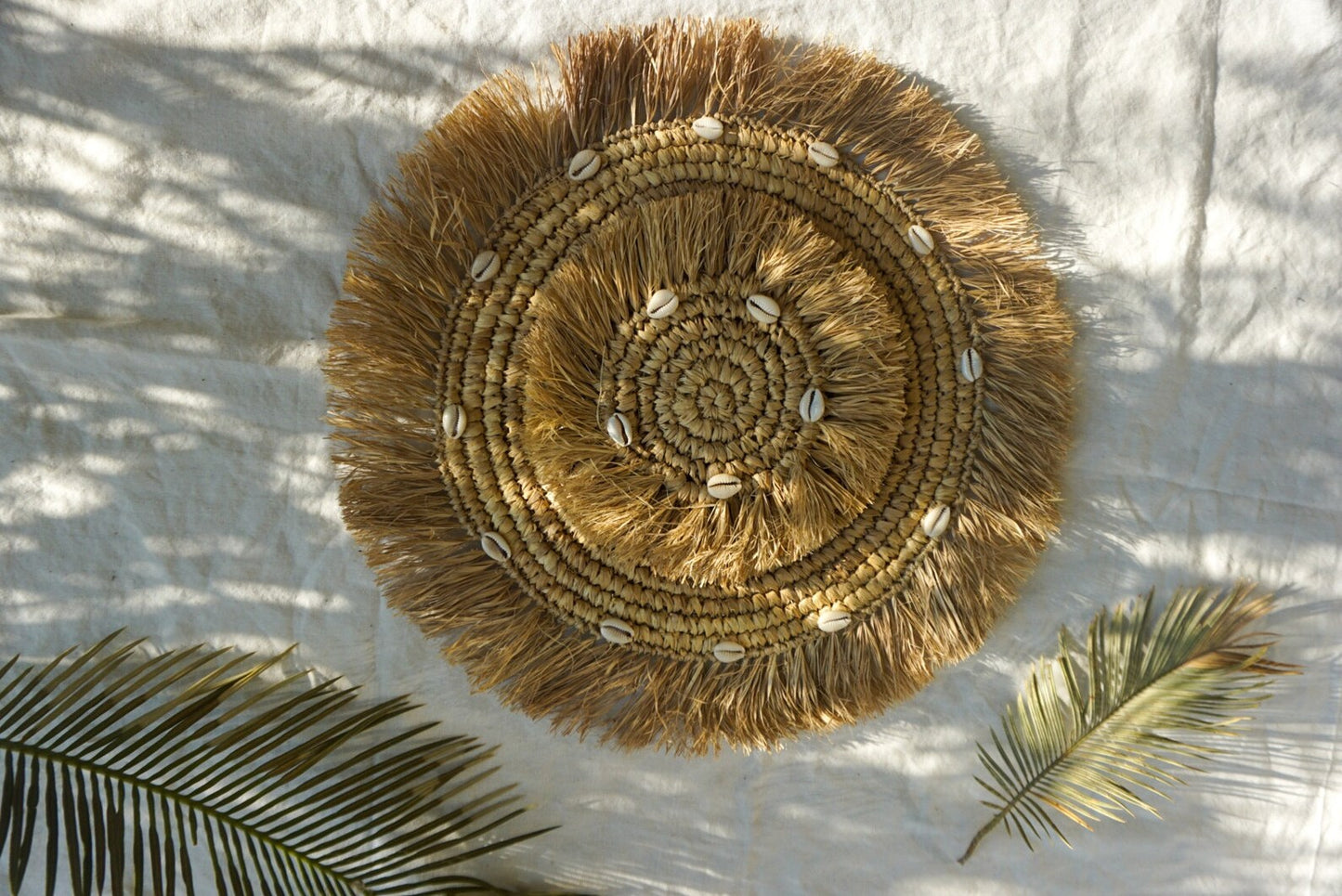 Fringe raffia placemat with seashells