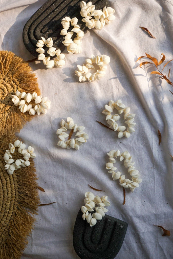 White shells coral napkin ring