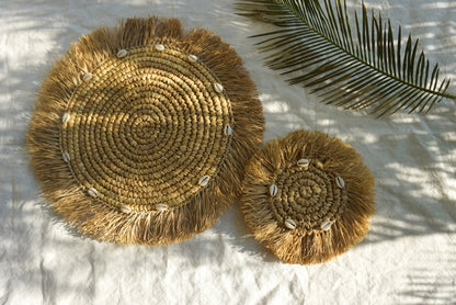 Fringe raffia placemat with seashells