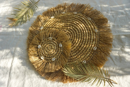 Fringe raffia placemat with seashells