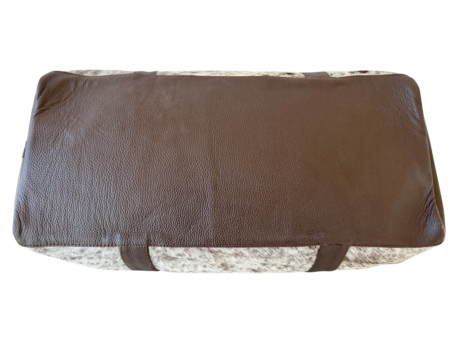 Explore the world with ease with this cowhide travel bag, your essential travel accessory.