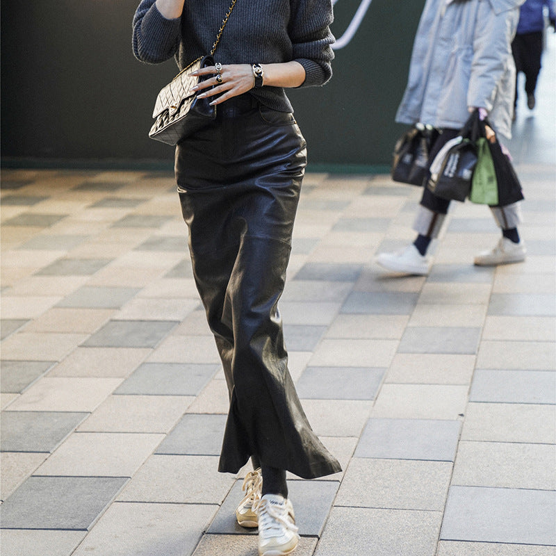 Leather maxi skirt with vintage leather look, straight fit and leather maxi skirt for fall.