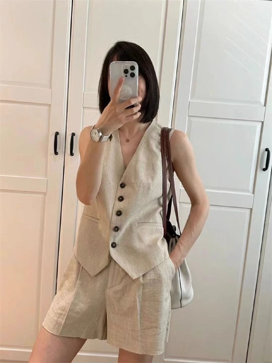 Women's Sleeveless Vest And Pocketed Shorts