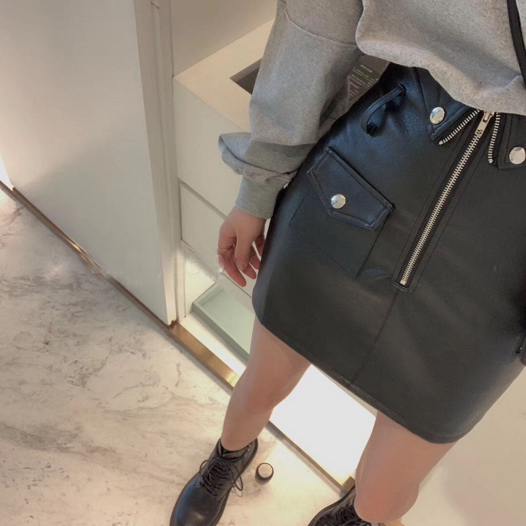 Women’s black leather mini skirt featuring front zipper and pocket design. Crafted from lambskin leather for bold, confident outfits in every season.