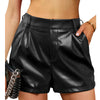 Flatterende lædershorts i sort med blød PU-overflade og funktionelle lommer – designet til skarpe looks

