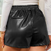 Kvinders faux lædershorts i sort med elastisk linning og plettet snit – perfekt til dag eller aften


