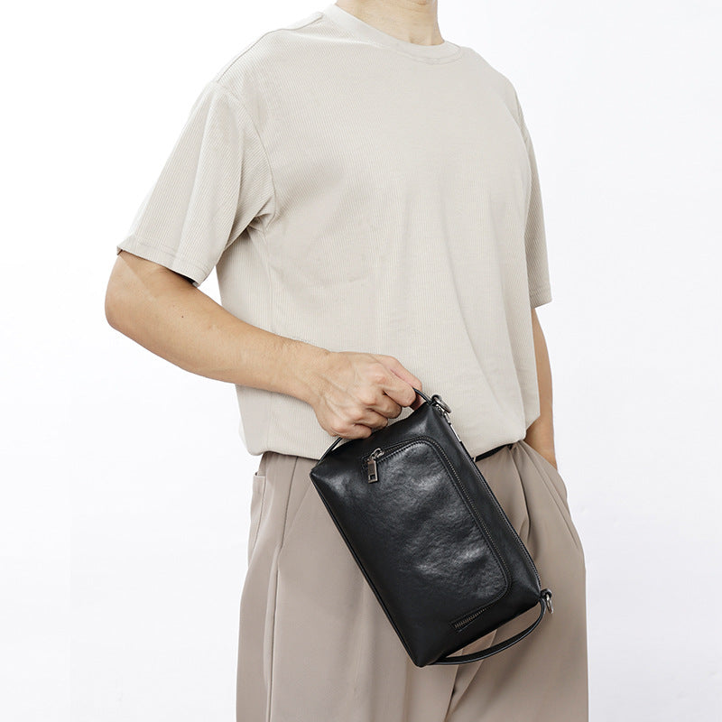Kompakte Messenger Bag für Männer aus Vollnarbenleder mit Schulterriemen, Kartenfächern und Hauptfach für Handy, Geld und mehr.

