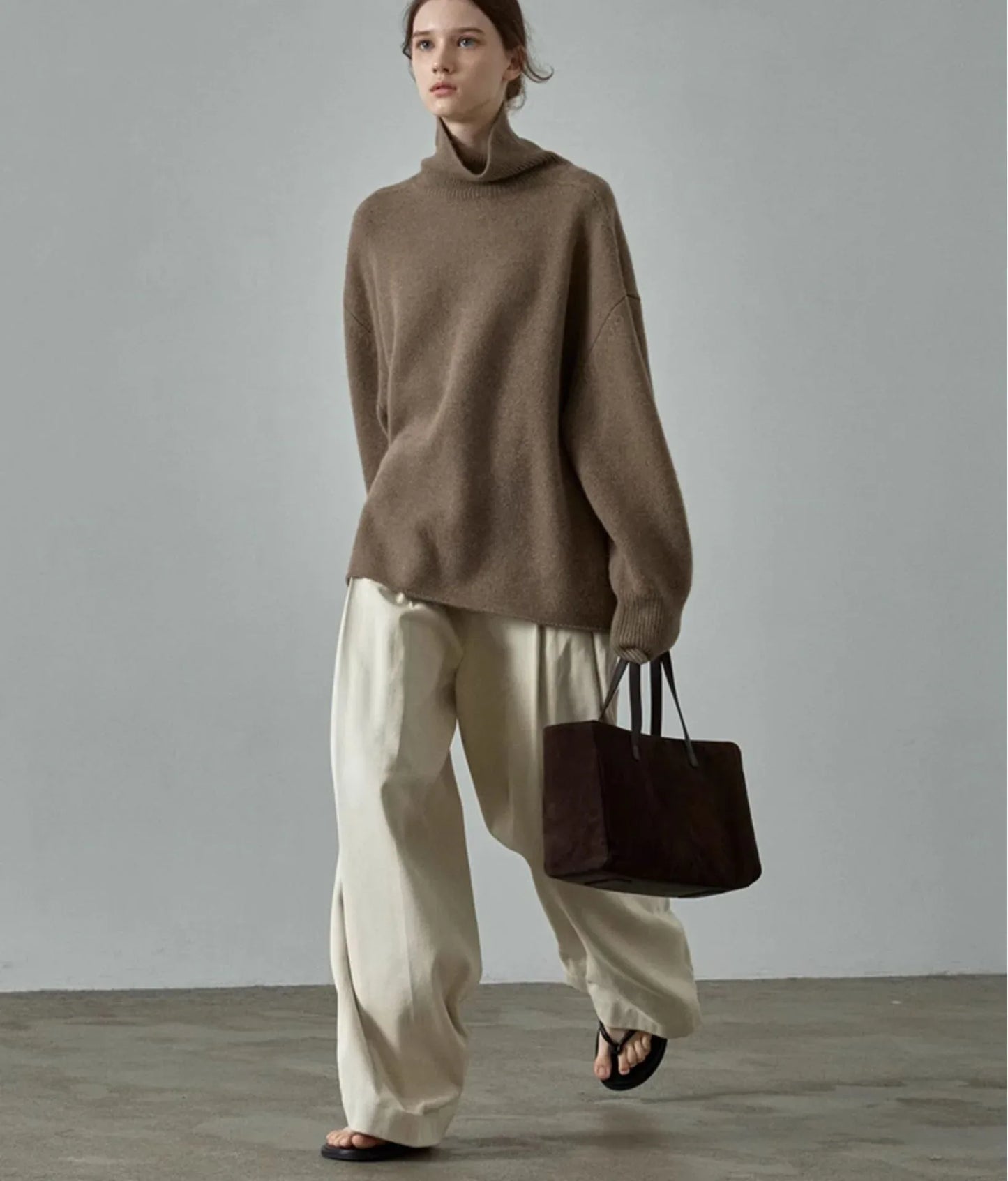 Low classic oversized high neck wool sweater