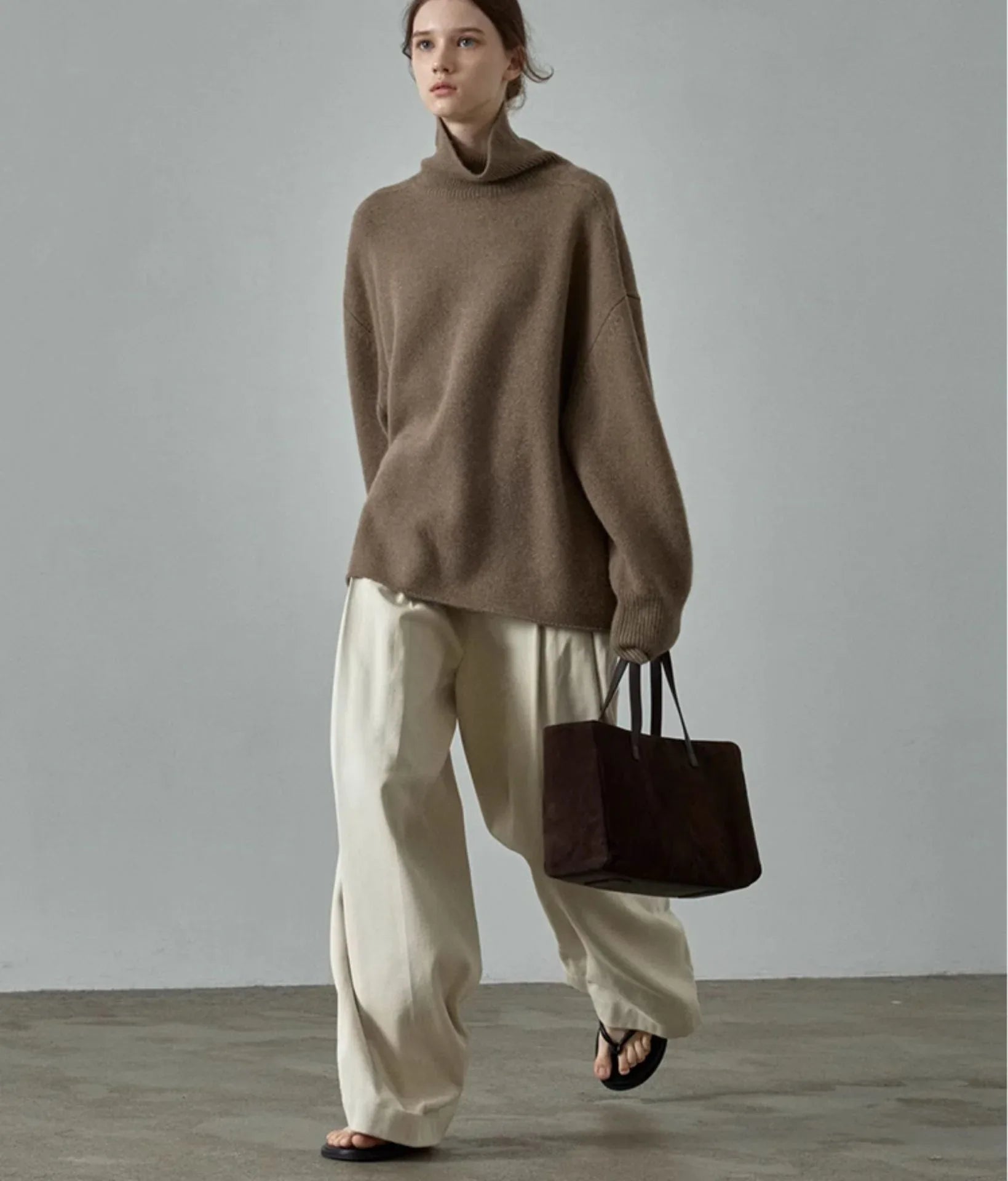 Low classic oversized high neck wool sweater