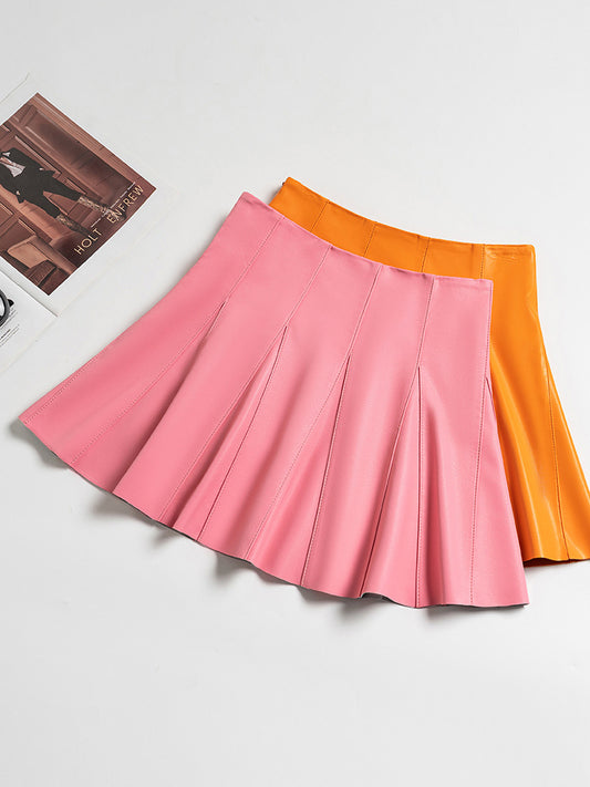 Women’s high waisted leather mini skirt in smooth sheepskin. Pleated silhouette, perfect for spring and autumn outfits with boots or tights.
