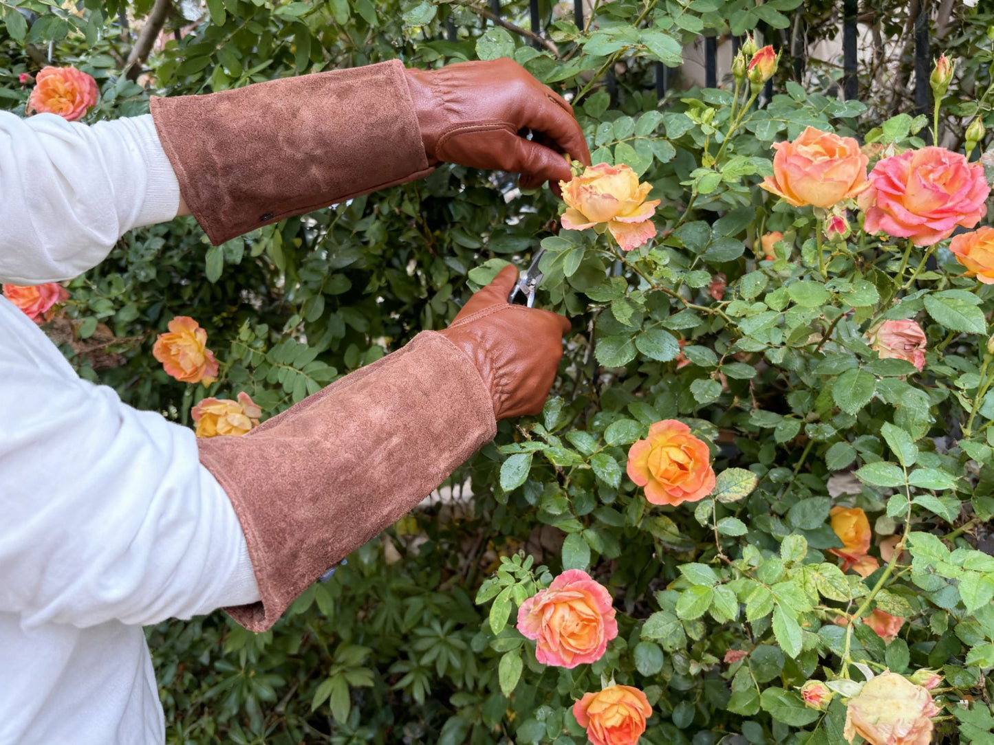 Leather gardening gloves with suede arm cuffs