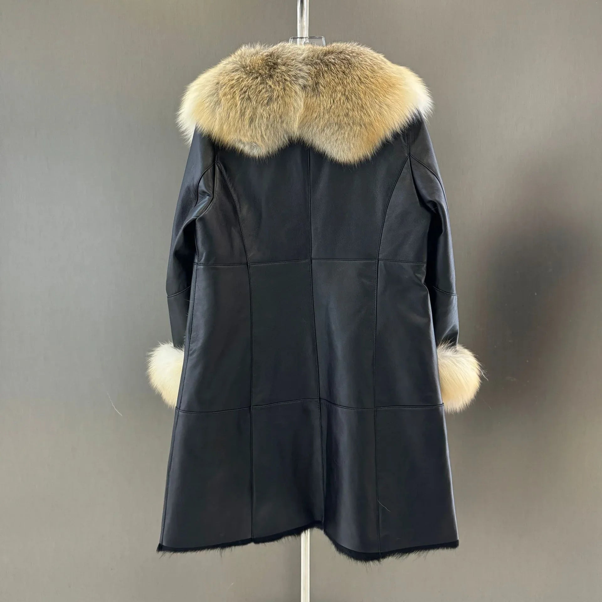 Women’s Sheepskin Leather Coat with Fox Fur Collar And Sleeves
