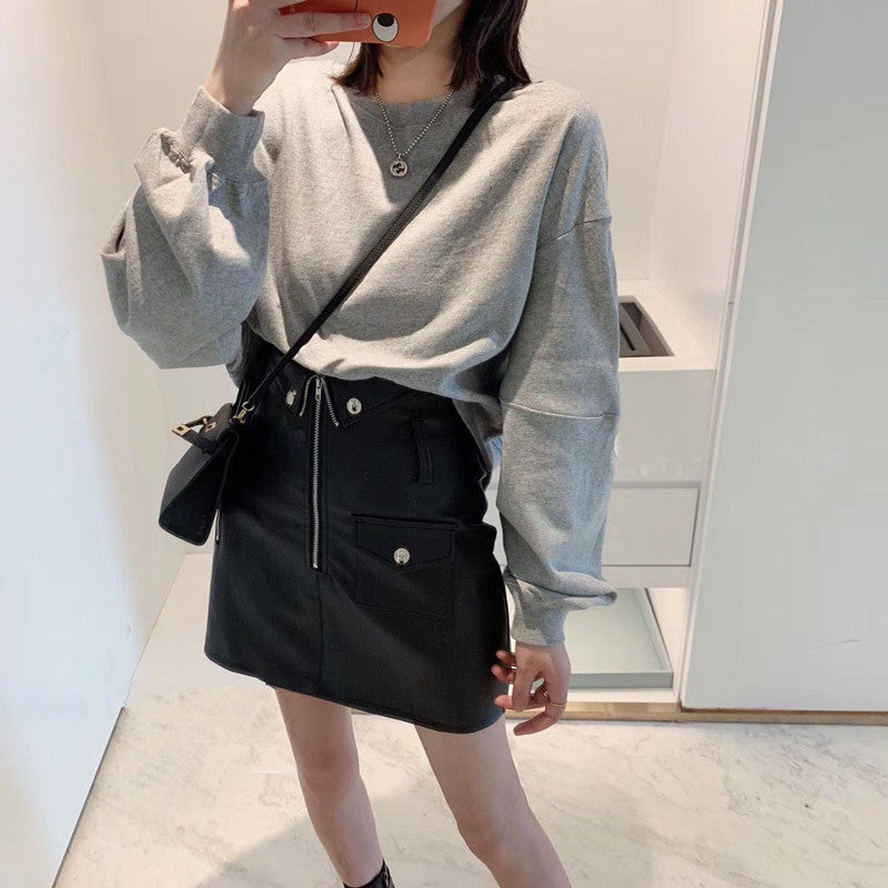 Women’s leather mini skirt in genuine lambskin with zipper front and pocket accents. Black leather skirt designed for modern outfits and statement looks.