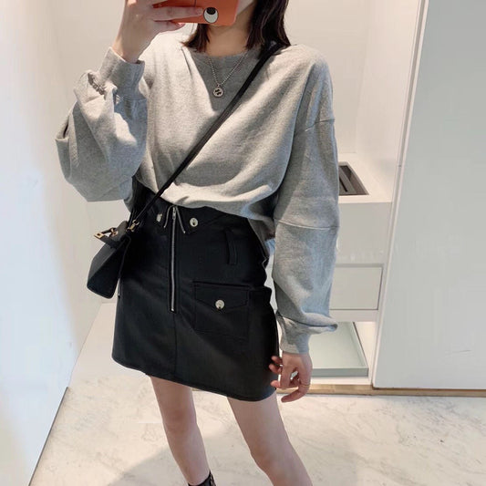 Women’s leather mini skirt in genuine lambskin with zipper front and pocket accents. Black leather skirt designed for modern outfits and statement looks.