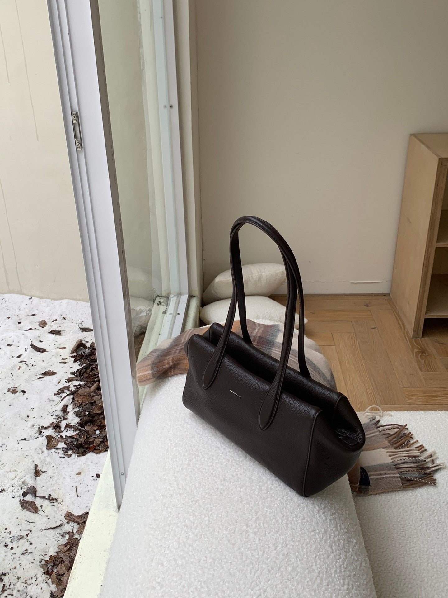 Top-grain cowhide Boston shoulder baguette bag