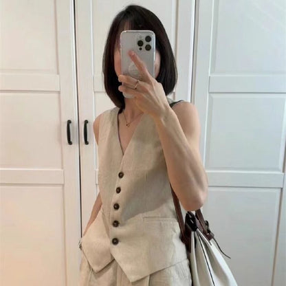 Women's Sleeveless Vest And Pocketed Shorts