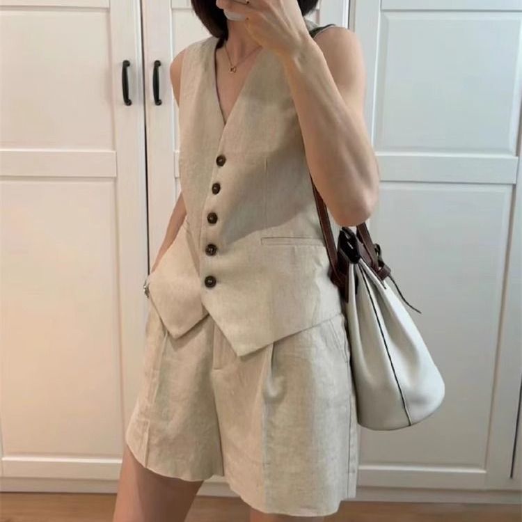 Women's Sleeveless Vest And Pocketed Shorts