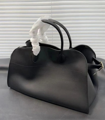上質な革を使用したレザーショルダーバッグやレザートートバッグで長く愛用できる逸品。

