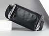 Schwarze Herren-Ledertasche zum Umhängen mit kompakter Form, Innenfächern und robustem Reißverschluss – perfekter Begleiter für unterwegs.

