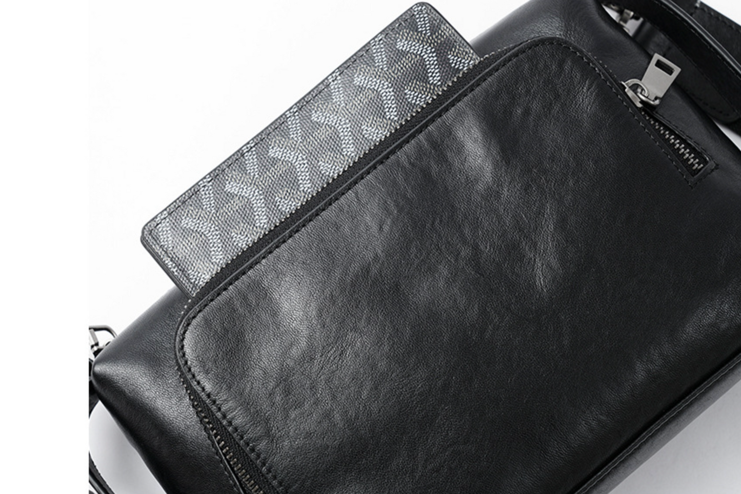 Brysttaske i læder til mænd med flere bæremuligheder og funktionelle lommer – brug den som crossbody eller håndholdt.

