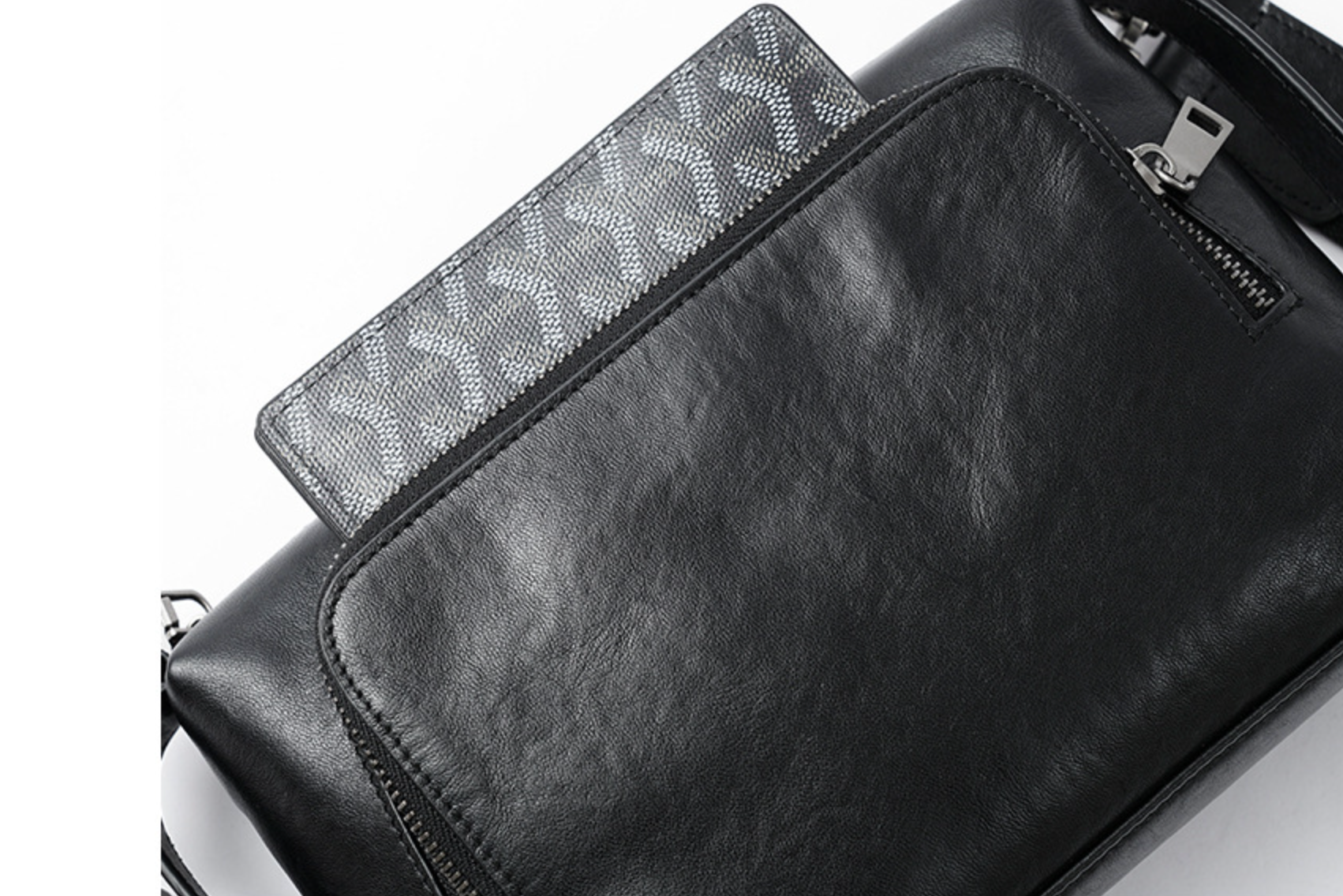 Brysttaske i læder til mænd med flere bæremuligheder og funktionelle lommer – brug den som crossbody eller håndholdt.

