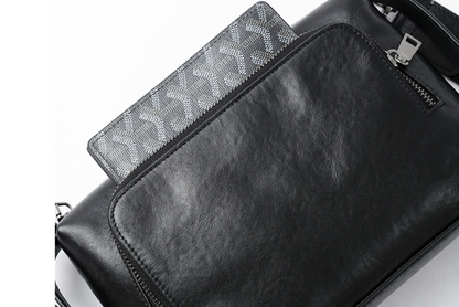 Brysttaske i læder til mænd med flere bæremuligheder og funktionelle lommer – brug den som crossbody eller håndholdt.

