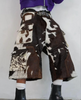 Kuhfell-Shorts für Männer aus Haar-on-Hide-Leder mit braun-weißer Zeichnung, hoher Tragekomfort und individueller Look bei jeder Hose.

