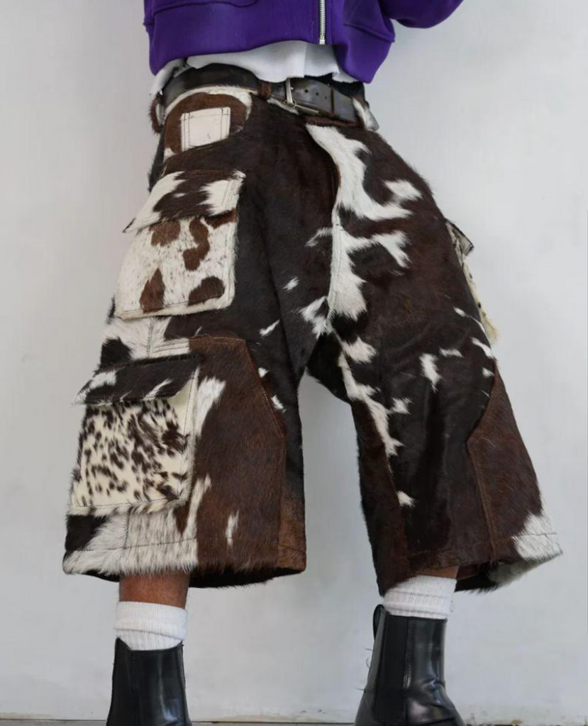 Kuhfell-Shorts für Männer aus Haar-on-Hide-Leder mit braun-weißer Zeichnung, hoher Tragekomfort und individueller Look bei jeder Hose.


