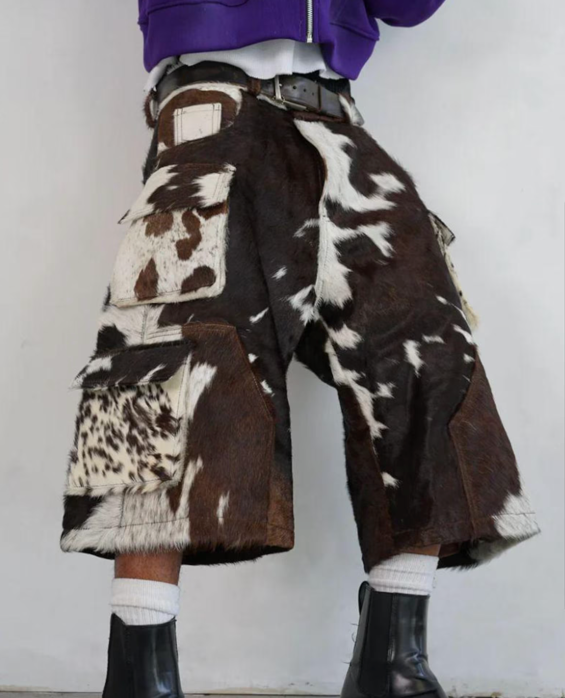 Kuhfell-Shorts für Männer aus Haar-on-Hide-Leder mit braun-weißer Zeichnung, hoher Tragekomfort und individueller Look bei jeder Hose.

