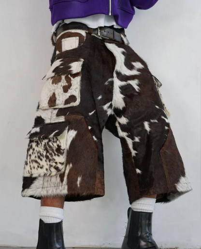 Kuhfell-Shorts für Männer aus Haar-on-Hide-Leder mit braun-weißer Zeichnung, hoher Tragekomfort und individueller Look bei jeder Hose.

