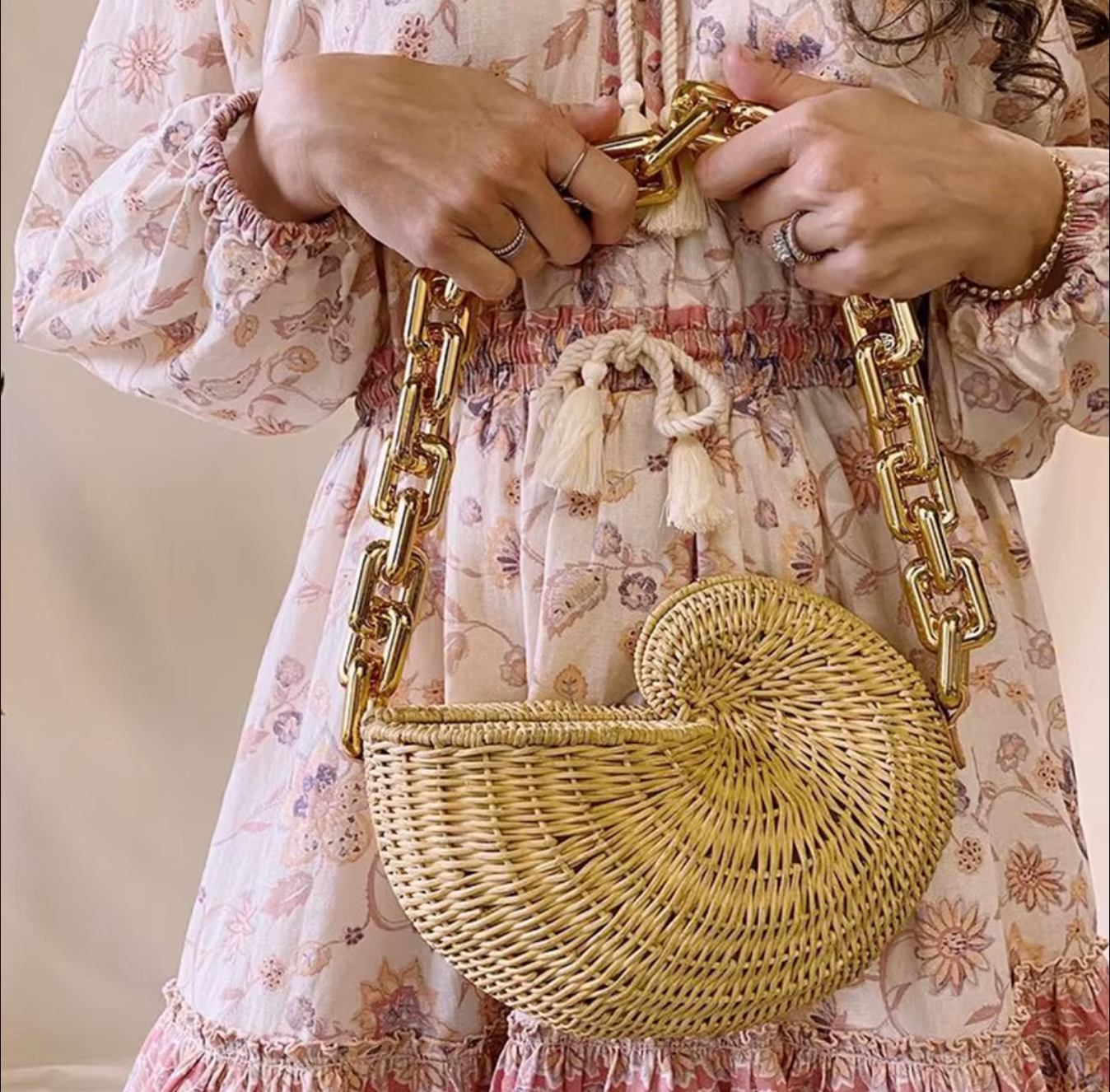 Conch Shell Straw Shoulder Bag with Acrylic Chain