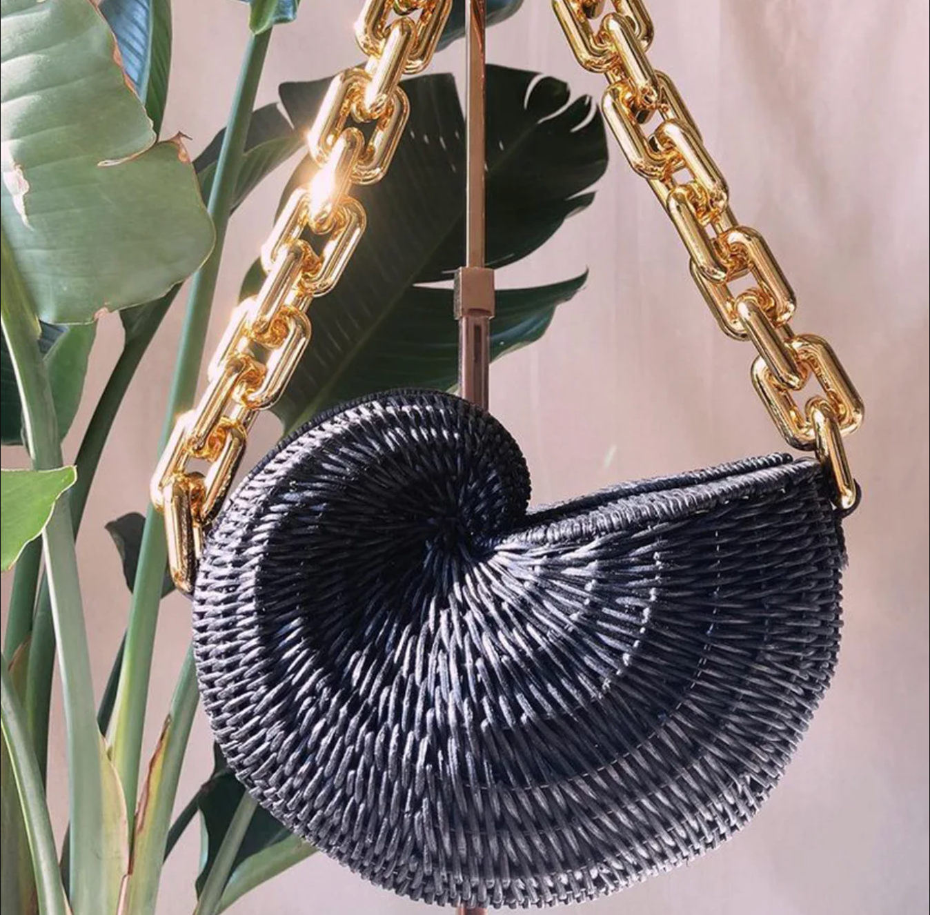 Conch Shell Straw Shoulder Bag with Acrylic Chain