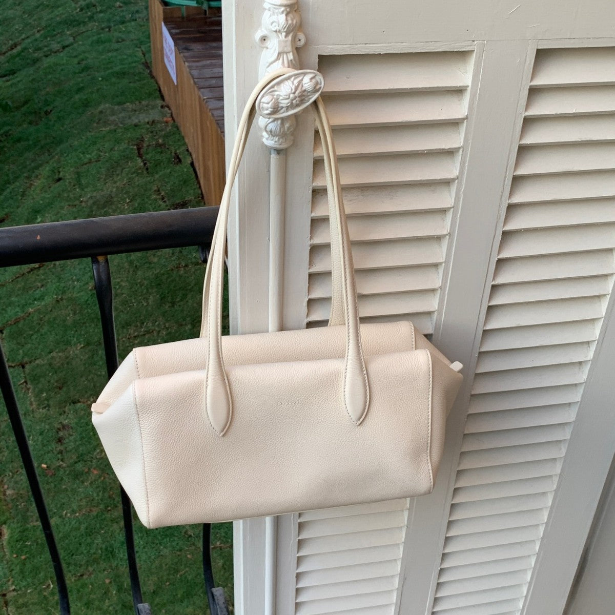 Top-grain cowhide Boston shoulder baguette bag White