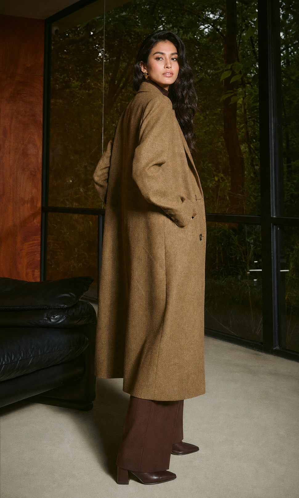  Women's wool overcoat with long cut, black buttons and warm camel tone
