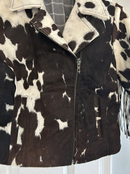 This cowhide jacket mens and women's design features full suede fringe, natural cowhide patterns, and bold cow print details for unique daily wear.