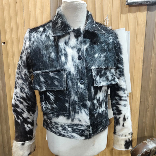 Upgrade your wardrobe with a genuine cow print fur jacket featuring authentic cowhide and a one-of-a-kind pattern. Ideal for everyday and streetwear looks.