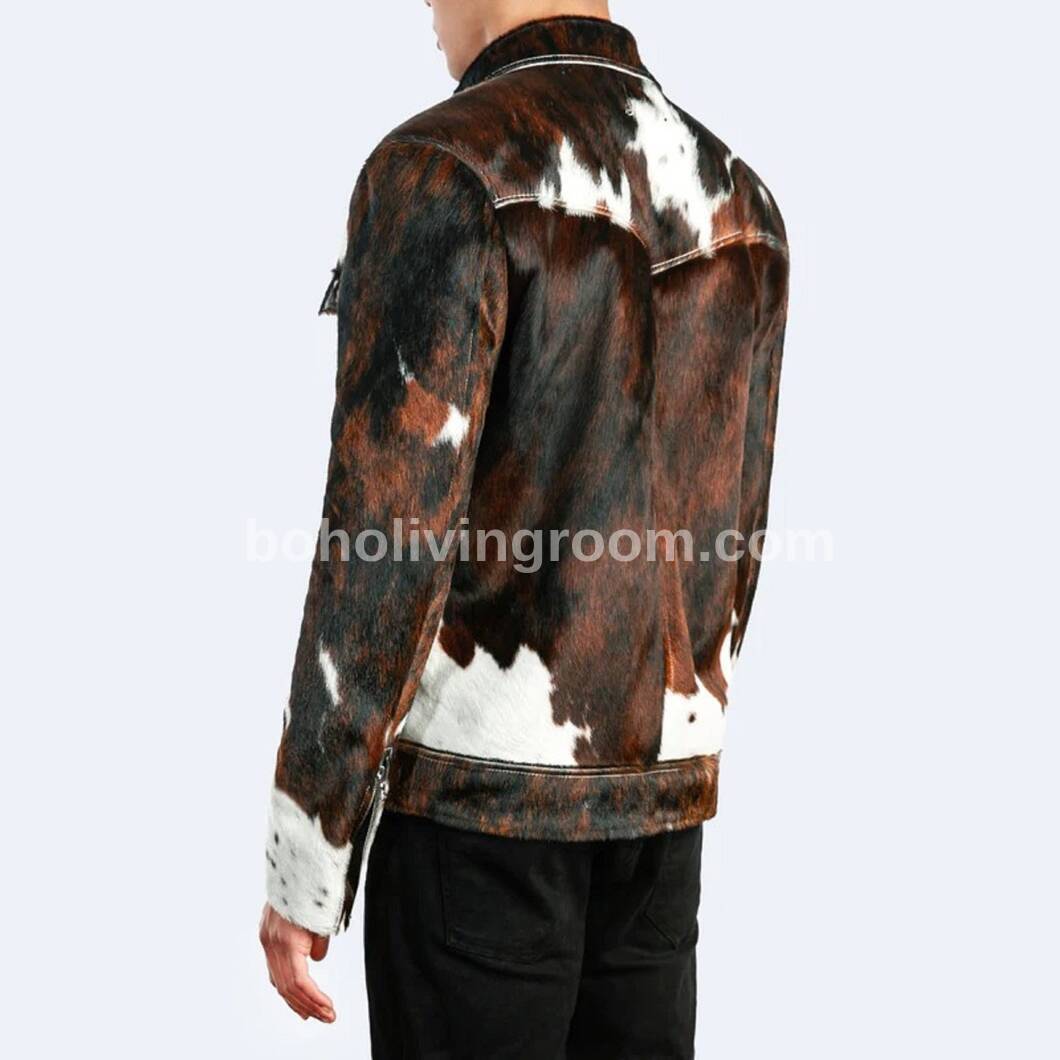 Äkta kohud jacka med fransar för kvinnor – perfekt för rodeo, festival eller westernstil. Tillgänglig i brun och svart fläckig design.

