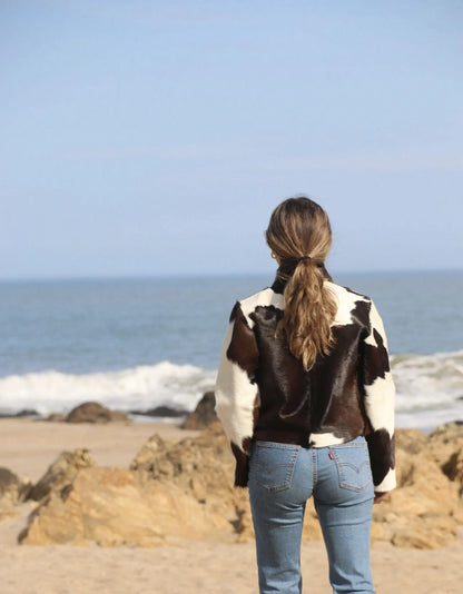 Cropped cow skin jackets for women designed with natural hide texture and raw edge details—perfect for denim pairing and everyday style.

