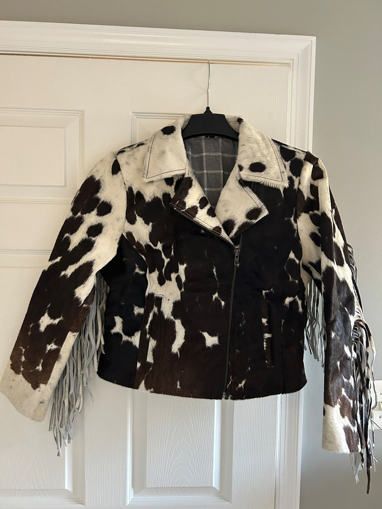 Stand out in a cowhide fringe jacket women's style—real cow hide jacket with fringe, bold cow print, and Western edge for rodeo, concerts, or casual wear.

