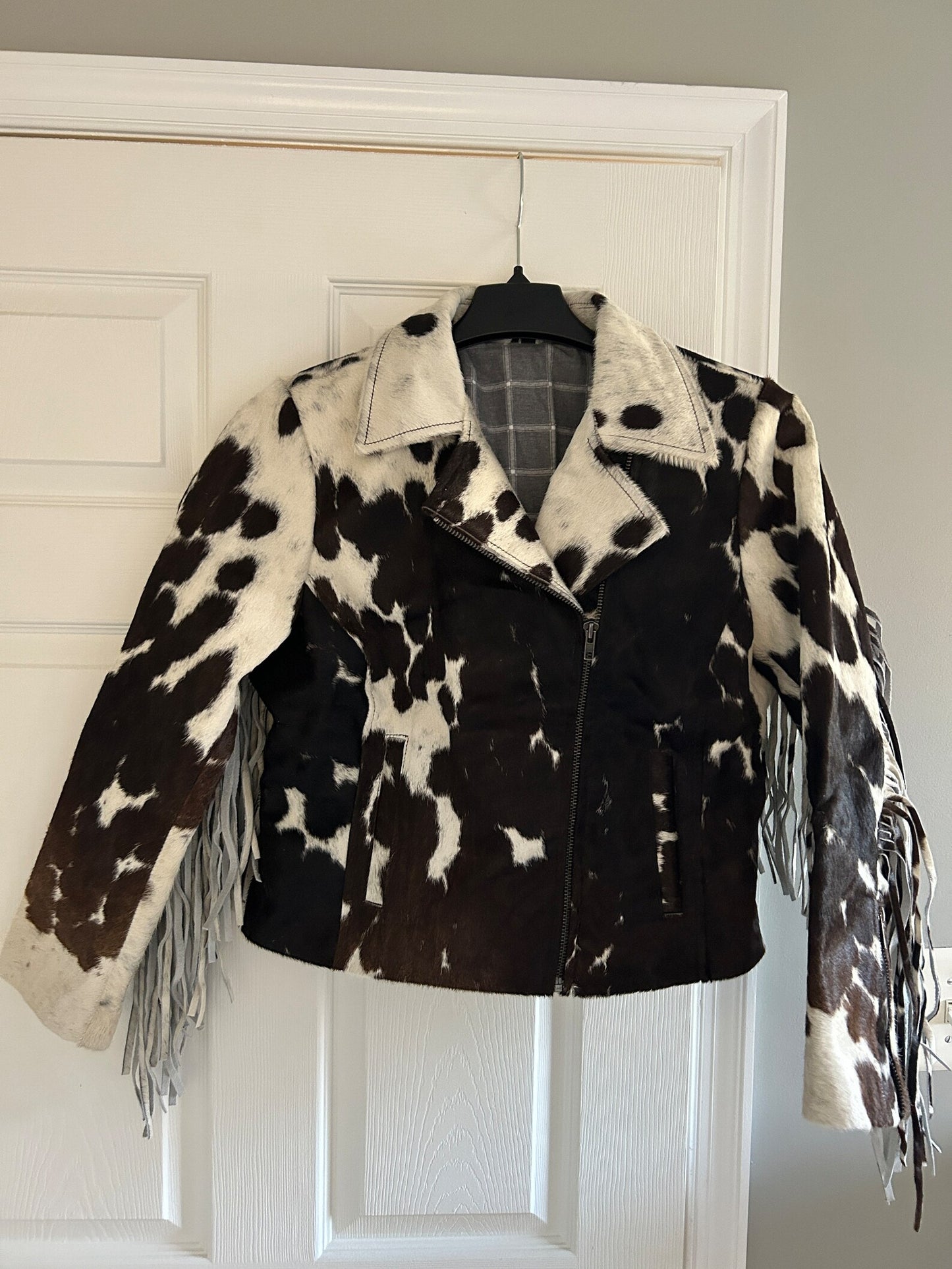 Stand out in a cowhide fringe jacket women's style—real cow hide jacket with fringe, bold cow print, and Western edge for rodeo, concerts, or casual wear.

