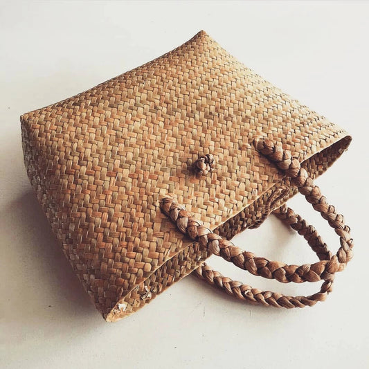 Natural rattan bag crafted from Purun grass. This handwoven summer tote fits your daily essentials in lightweight style.

